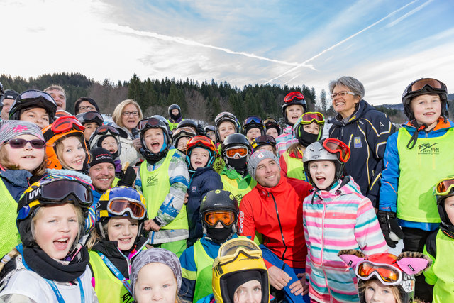Die Landtagsabgeordneten Renate Gruber und Anton Erber, Landeschefin Johanna Mikl-Leitner und Landesrätin Petra Bohuslav mit den "Kids". | Foto: Ludwig Fahrnberger