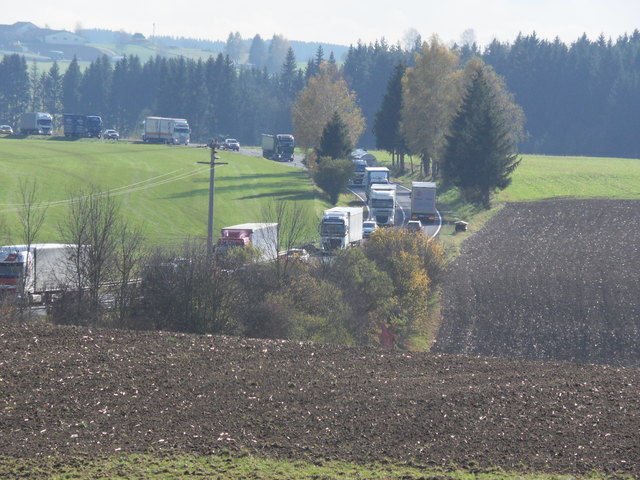 Der Lkw-Verkehr quält sich durch das Gemeindegebiet von Rainbach.