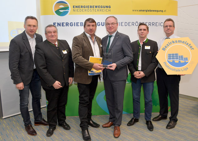 Ex-Nationalteam-Spieler Toni Pfeffer, Vize-Bgm. Josef Schwanzer, Bgm. Franz Stöger, LH-Stellvertreter Stephan Pernkopf, Amtsleiter Michael Gärtner, Martin Aichinger, Geschäftsführer Ertex Solar