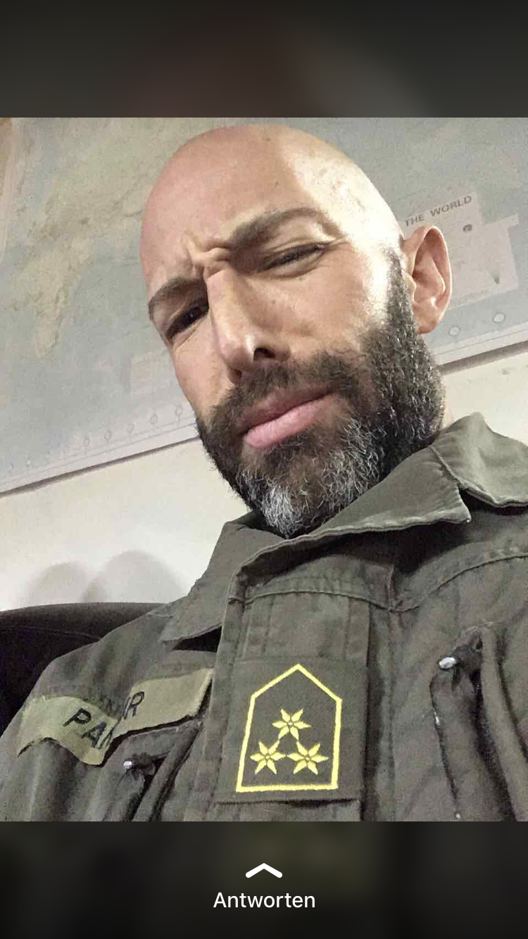 Florian Pandur: Ohne große Neujahrsvorsätze, aber mit Vollbart und Uniform.