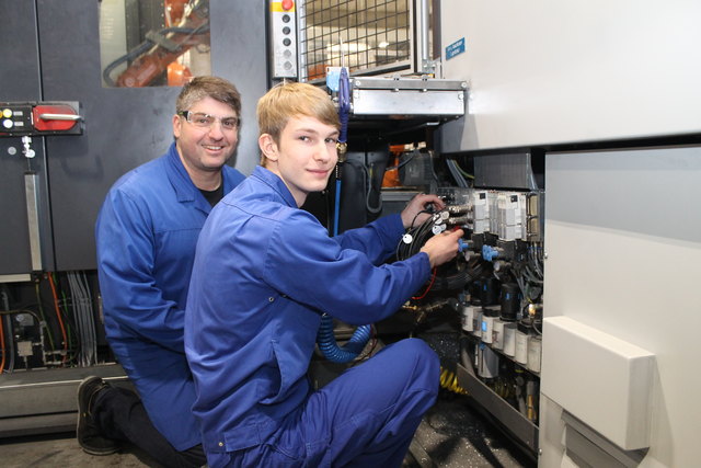 Maximilian Huber mit Ausbildner Marko Ranzenmayr. Derzeit werden in der TCG Unitech zwölf Mechatroniker ausgebildet.