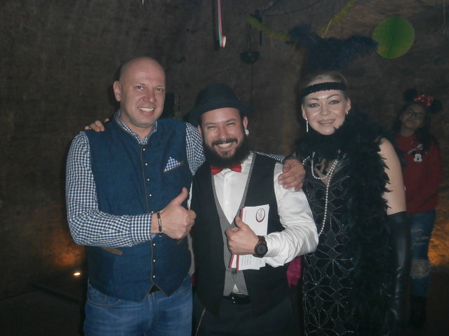 (v.l.n.r.) Vertreter des Sponsors Infiniti Zentrum Wien / Brunn  am Gebirge, Hauptpreisgewinner Florian Ofenböck und Moderatorin und Organisatorin  Lucyna Oles-Ruiner.