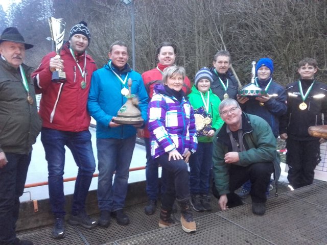 Der Musikverein St. Peter-Freienstein mit Moar Richard Heiland﻿ sicherte sich beim Eisstockschießen den Titel des Marktmeisters 2018. | Foto: KK