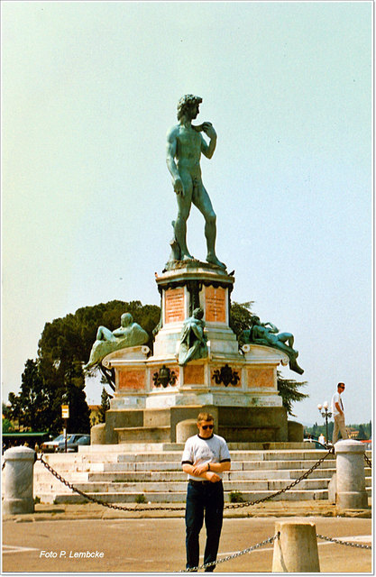 Kopie von Michelangelos David auf dem Piazzale Michelangelo in Florenz. Diesmal beinahe eine Vorderansicht. Analoge Fotografie