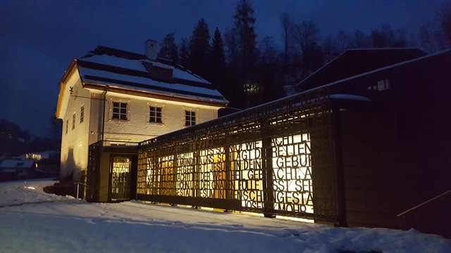 Das Pflegerschlössl mit dem modernen Anbau, der für Veranstaltungen genutzt wird. | Foto: Kulturverein Blaues Fenster – CM Schmidt