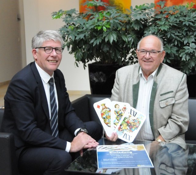 Raiffeisenbank Perg Geschäftsleiter Karl Fröschl und Turnierleiter Rudi Kling (re.)