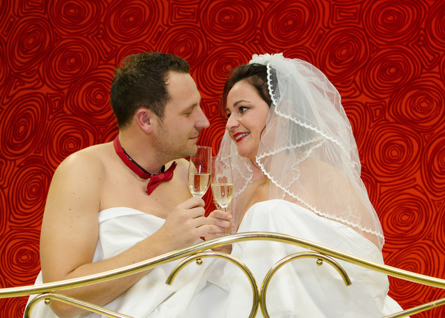 Kaum Zweisamkeit in der Hochzeitsnacht, denn das Brautpaar hat es mit allerlei ungebetenen Gästen zu tun. | Foto: Komödienbühne Gosdorf