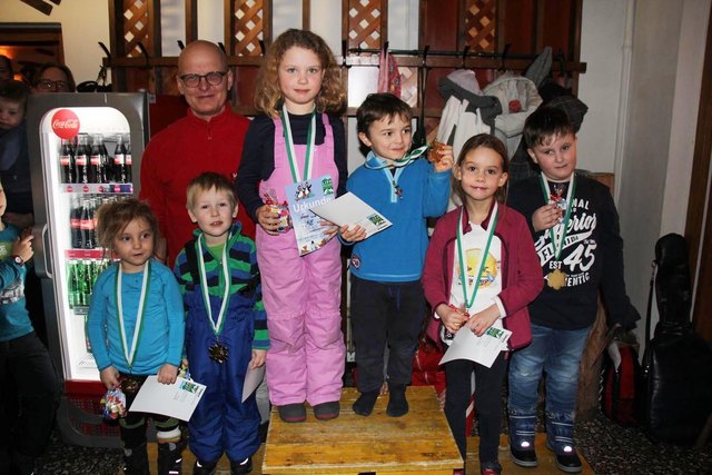 Die Kinder waren bei der Siegerehrung so richtig stolz. | Foto: Wutte