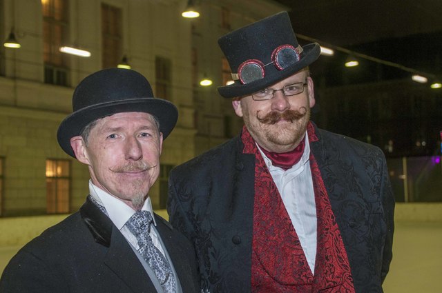 Mit Zylinder und Melone