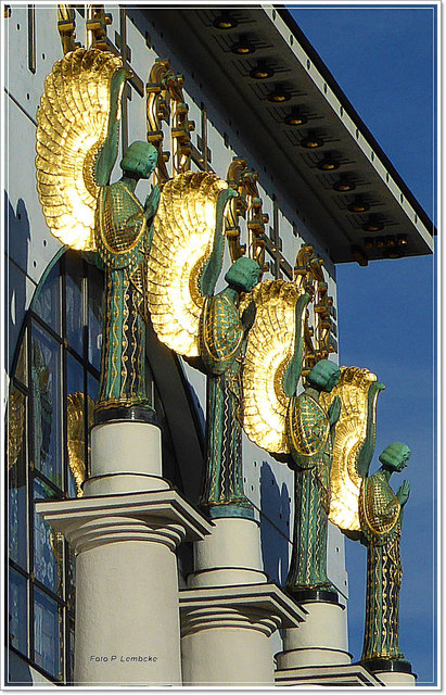 Engel an der Front der Otto-Wagner-Kirche in Steinhof. So ein ähnliches Foto zeigte ich schon einmal hier. Diese Perspektive versuche ich immer wieder ins Bild zu bannen.