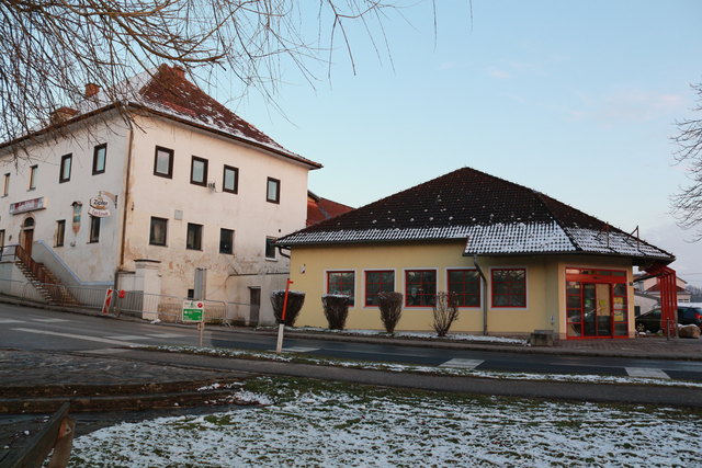 Vor fast 30 Jahren baute Billa seine Filiale (rechts) in Stadl-Paura. Das "Bräu am Berg"-Gebäude (links) ist baufällig. | Foto: Hollig