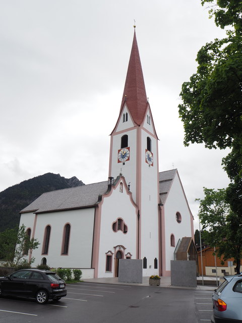 Im Bezirk Reutte gibt es knapp über 24.000 Katholiken. Im Bild die Dekantspfarrkirche Breitenwang.