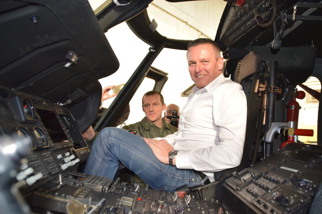 Für die Bezirksblätter posiert: Verteidigungsminister Mario Kunasek in einer Black Hawk. | Foto: Zeiler