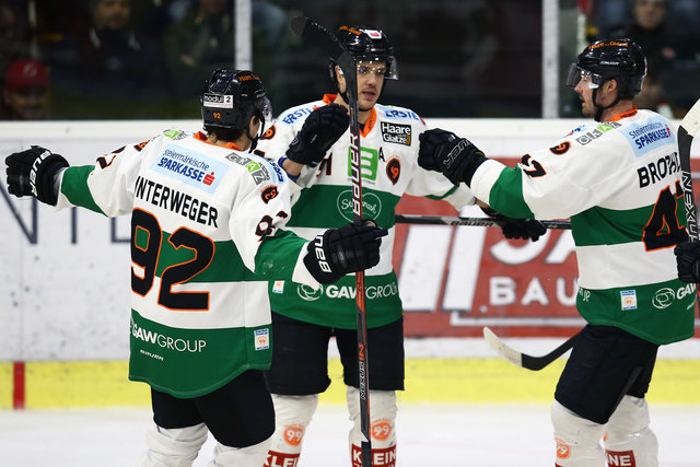 Auswärtsform gesucht: Clemens Unterweger, Daniel Woger und Evan Brophey (v.l.) wollen am Freitag in Dornbirn zuschlagen. | Foto: GEPA