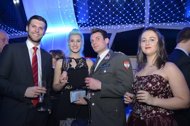 Zufriedene Gäste beim Fliegerball im Vorjahr. Foto: Pfister