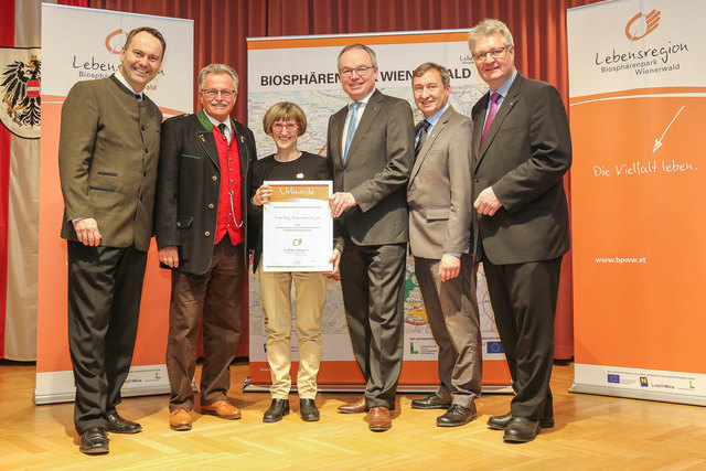 Forstdirektor der Stadt Wien Andreas Januskovecz, LH-Stellvertreter Stephan Pernkopf, Biosphärenpark Direktor Herbert Greisberger und LAbg. Bürgermeister Christoph Kainz gratulieren Evamaria Supper aus Königstetten zur Auszeichnung "Freiwillige des Jahres". | Foto: BPWW/N. Novak