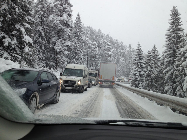 Staus entlang der Fernpassstrecke sind keine Seltenheit. Darüber, wie man dem Problem entgegen treten soll, gibt es unterschiedliche Meinungen.