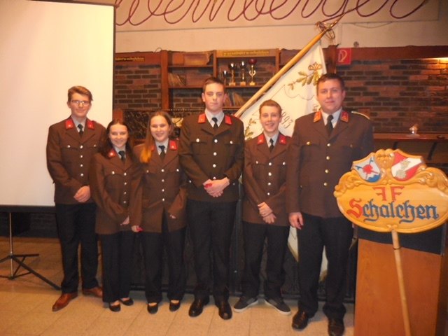 Kommandant Hammerschmied mit den neu angelobten Mitgliedern