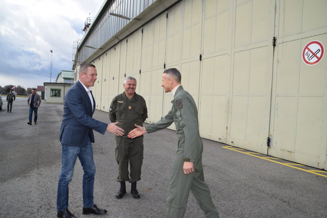 Bei der Begrüßung Minister Kunasek und Kommandant Rafetseder. | Foto: Zeiler