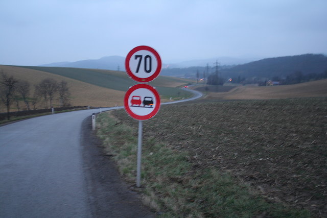 Wimmersdorf: Das Tempolimit kommt für dynamische Autofahrer nach dem Hügel ziemlich unvermutet.