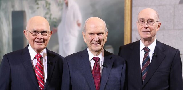 Die erste Präsidentschaft, zusammen 262 Jahre alt. Russel M. Nelson mit Dallin H. Oaks (l.) und Henry B. Eyring (r.)