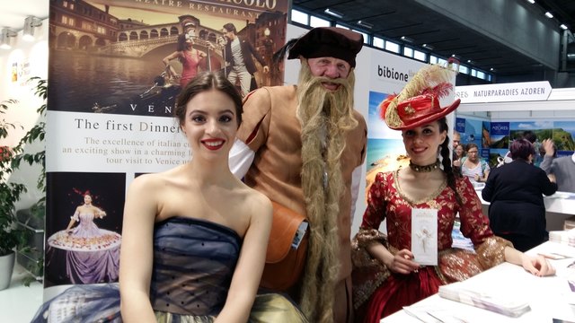 „Steininger unterwegs“: Als legendärer Braunauer Stadthauptmann Steininger besuchte Alois Rögl auch andere Ausstellerkolleginnen auf der Ferienmesse. | Foto: TVB Braunau