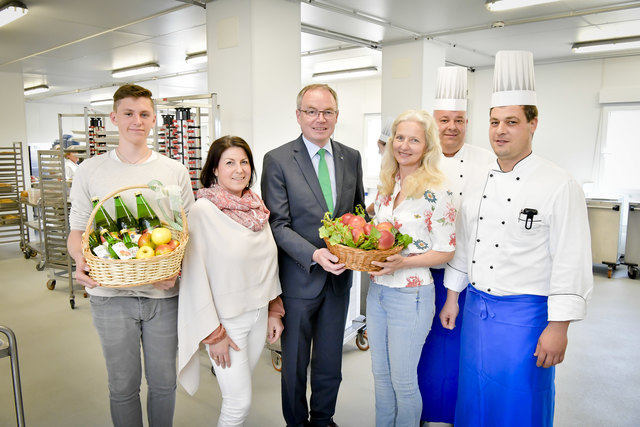 LH-Stellvertreter Stephan Pernkopf (Mitte) sowie Küchenleiter Peter Glaser und der stv. Küchenleiter Dietmar Eder (1. u. 2.v.r.) mit den regionalen Lieferanten von der Landwirtschaftlichen Fachschule Mistelbach Schüler Jakob Schertler und Lehrerin Ing. Veronika Schreder sowie Edith Mayer vom Moahof im Ausweichquartier der Küche.