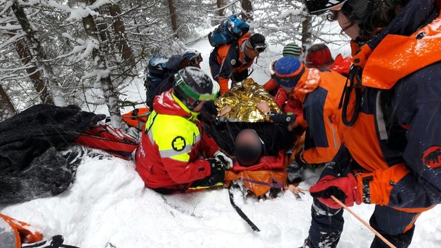 Der nach einem Rodelunfall am 16. Jänner vermisste Deutsche konnte am nächsten Tag von den Einsatzkräften der Bergrettung und Alpenpolizisten geborgen werden. | Foto: ÖBRD, Mittersill