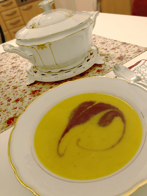 Kürbiscremesuppe und ein Rotkrautsüppchen als Einlage.