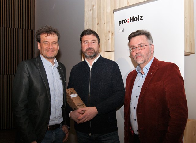Der proHolz Vorstandsvorsitzende Karl Schaffer mit dem Vortragenden Florian Nagler und proHolz Tirol Geschäftsführer Rüdiger Lex. | Foto: proHolz Tirol