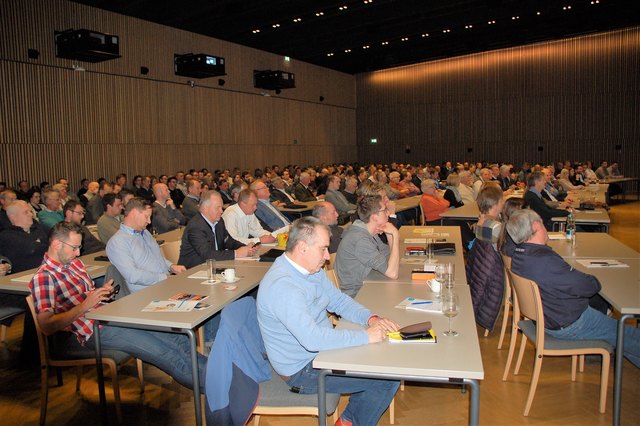 Über 250 Zuhörern sorgten für einen vollen Saal und lauschten aufmerksam den Ausführungen des Referenten Architekt und Zimmermann Florian Nagler aus München. | Foto: proHolz Tirol