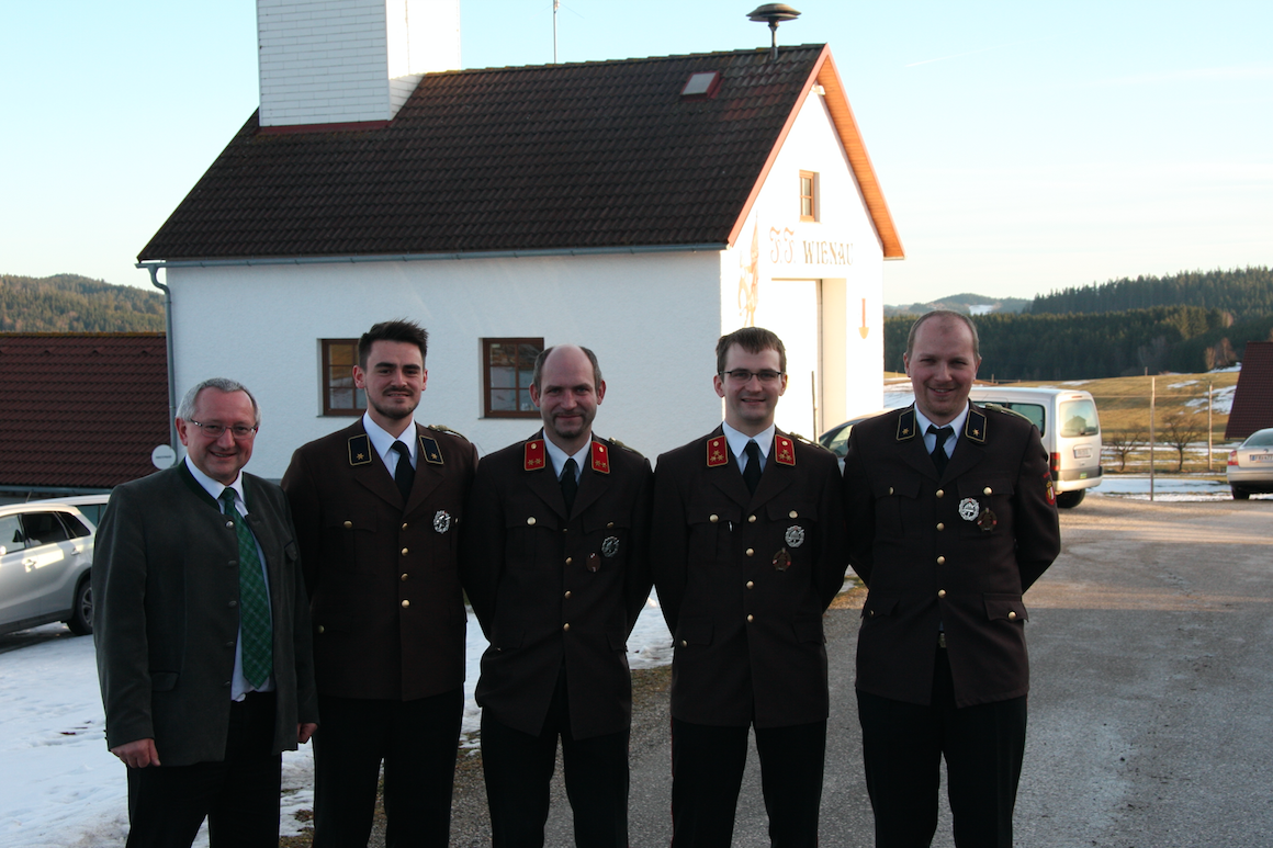 Bürgermeister Franz Xaver Hölzl (l.) mit dem Kommando der FF Wienau (von links): Schriftführer Martin Haunschmied, Kommandant-Stellvertreter Michael Haunschmied, Kommandant Peter Haunschmied und Kassenführer Markus Preining.