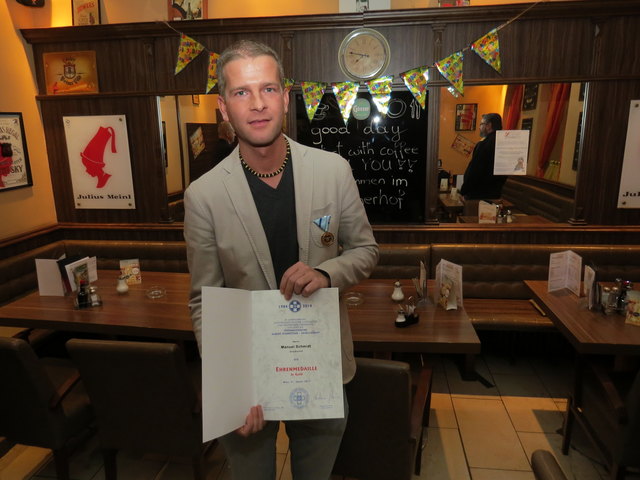 Gastronom Manuel Schmidt erhielt für die kostenlose Bewirtung von Obdachlosen 2017 eine Ehrenmedaille und wiederholt heuer seine Aktion.