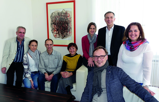 Bürgermeister Erwin Eggenreich, Iris Thosold, Stadtservice-Leiter Johann König und das Team der Sozialabteilung Katrin Rinner (5.vl), Peter Fleck (1.vl) und Nadja Allmer (2.vl.) freuen sich gemeinsam mit Dietmar Hirschmugl und Karoline Schopper-Prünster (2. und 3.vl) von der B.A.S-Suchtberatung, dass es ab 13. Februar ein kostenfreies Beratungsangebot für Betroffene und Freunde und Familienmitglieder gibt.