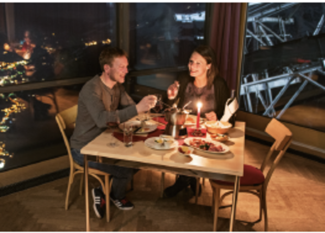 Erlebe einen außergewöhnlichen Abend beim „Dinner am Ahorn“ im Freiraum.
Mit der Nachtgondel geht es jeden Dienstag (23.01. bis 13.03.2018) auf den Genießerberg Ahorn. Mehr Infos unter Mayrhofner Bergbahnen www.mayrhofner-bergbahnen.com
