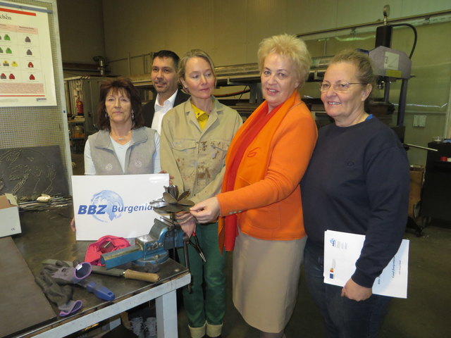 Harald Braun (2. v. l), Verena Dunst 8 (2. v. r) und Hedy Granabetter (l) im BBZ.