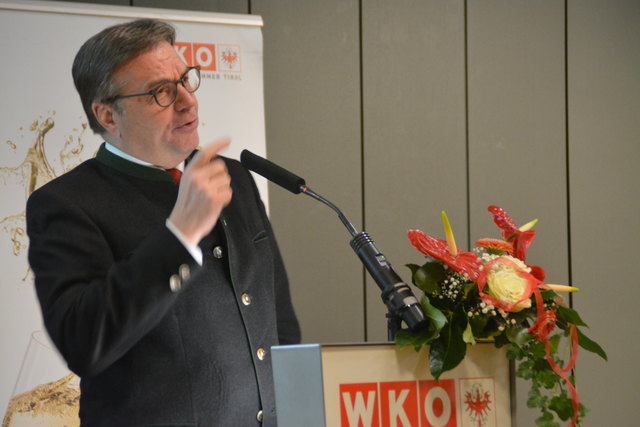 Platter verteidigte gegenüber den zahlreich erschienenen Gästen aus Bayern die Notwendigkeit von Blockabfertigungen für LKW.