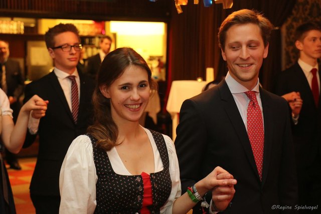 Gute Figur machte das Jung-Damen & Herren-Komitee beim Eröffnungstanz des neunten Dreikönigsball 2018