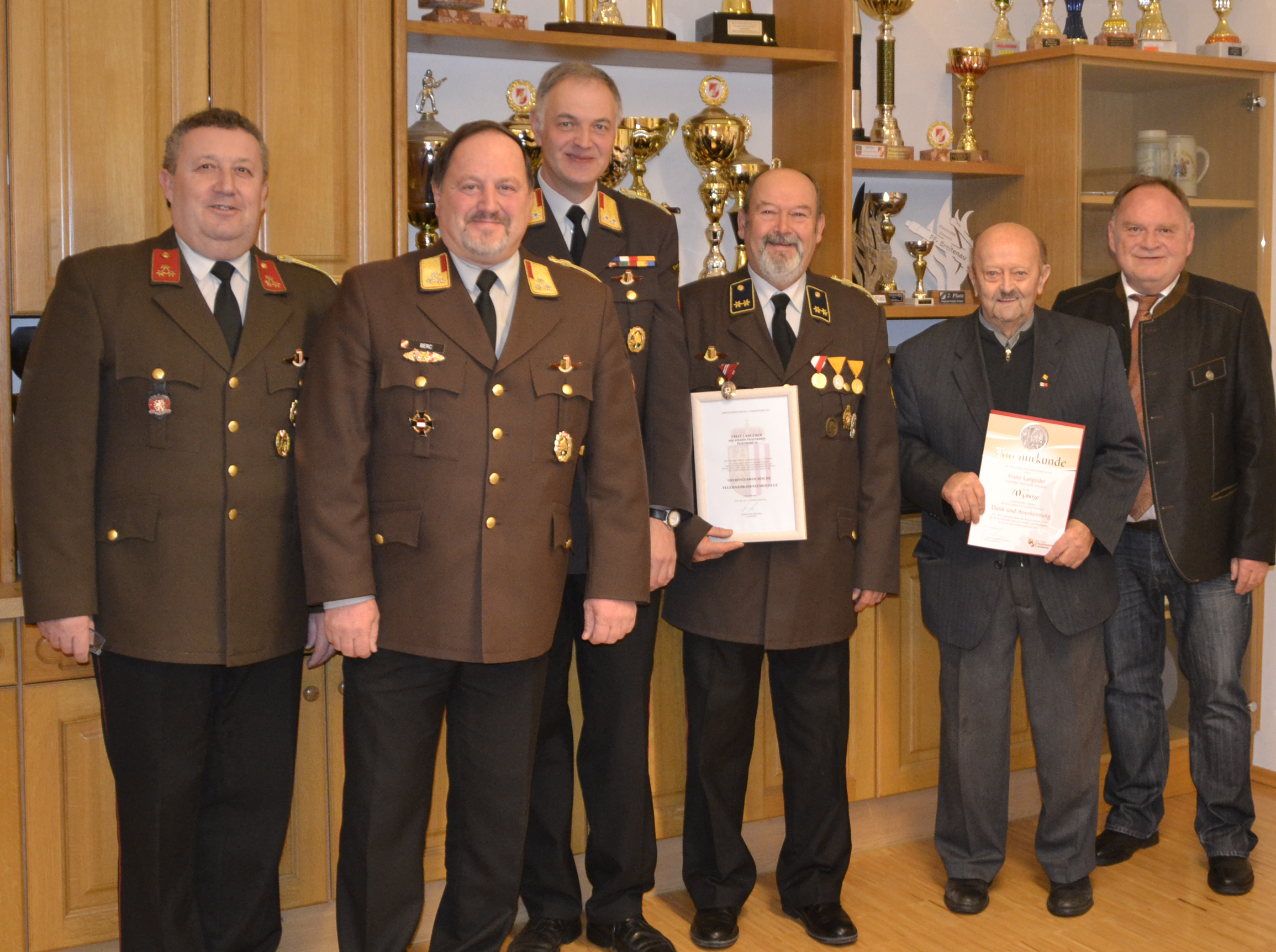 Günther Hiebl, Helmut Berc, Franz Haider, Friedrich Langeder, Franz Langeder sen., Bürgermeister Helmut Hechwarter (v.li.)