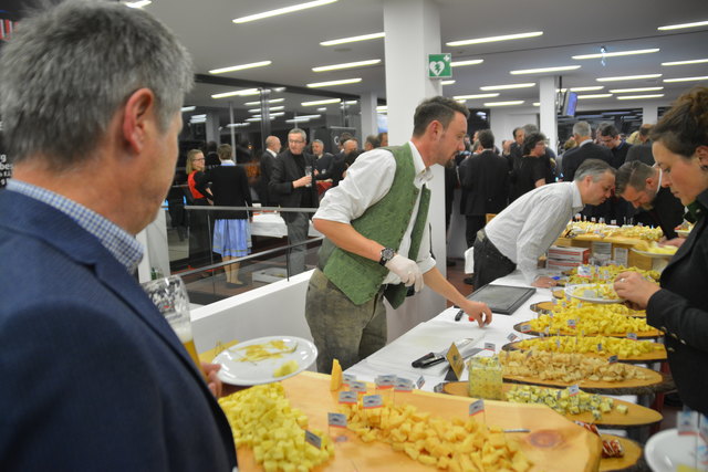 Nach den Reden und einigen Liedern der "Rotkehlchen" ging der Abend in den gemütlicheren Teil über.