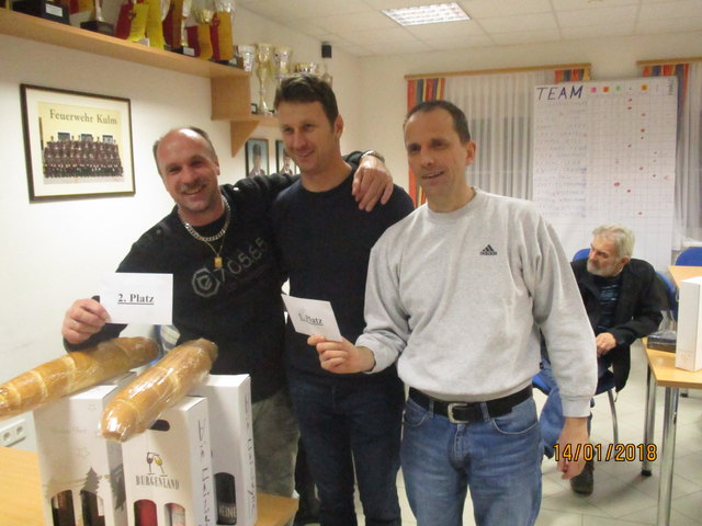Turnierleiter Michael Walter (Mitte) gratulierte Peter Lendl (links) und Reinhard Winkelbauer sowohl zum 1. als auch zum 2. Platz. | Foto: Feuerwehr Kulm