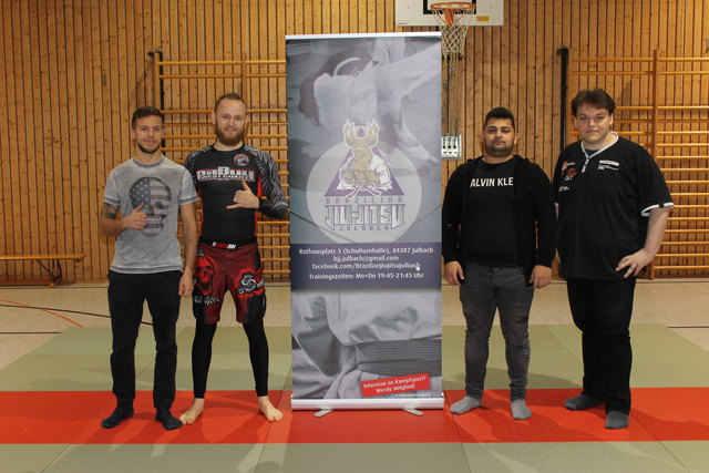 Das Abendhak-Maturaprojektteam Julian Sagberger, Tomislav Grudonic und Elvis Sabic mit Trainer David Dreer (2. von links).