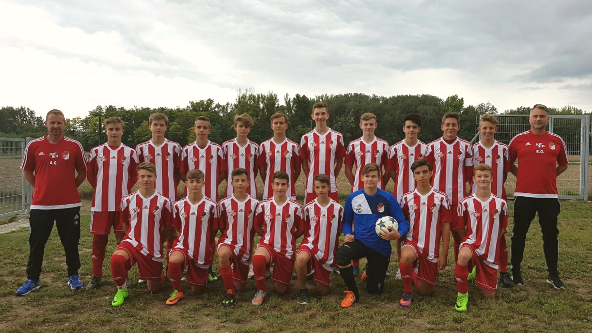 Der U16 Landesliga Meister 2017: Trainer Andreas Gerstacker, Sebastian Platz, Philip Bruckner, Lukas Kolar, Lorenz Weninger, Johannes Lehner, Paul Mayer, Jonas Schwendt, Christoph Fiala, Florian Bauer, Jakob Manne, Trainer Robert Gschwendt, Manuel Wittek, Matthias Prause, Michael Keller, Mehmet Kasal, Felix Trieblnig, Nikolaus Boyer, Adrian Hammerschmid und Simon Loichtl.