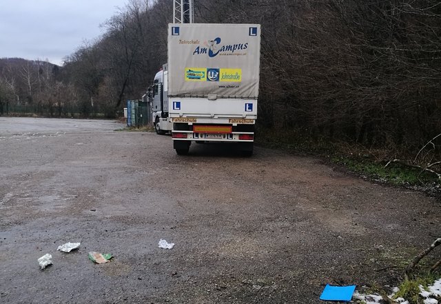 Der Parkplatz ist eine Müllhalde und das Übungsgelände einer Fahrschule. Dabei ist er als Grünland und Erholungsgebiet gewidmet. | Foto: privat