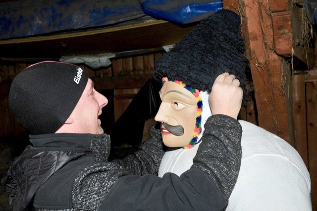 Holzgeschnitzte Larve und Fuzzelhaube – unverzichtbar für den original Axamer Wampeler!