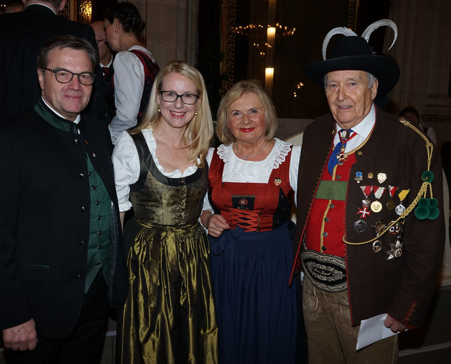 Tirolerbundpräsident Herwig Pelzer mit Gattin Susanne, Ministerin Margarete Schramböck und LH Günther Platter (v.re.)