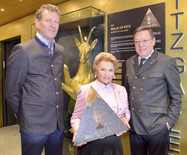 Hermann Oberreiter (Investor Kitz GALLERIA, li.) und Fritz Unterberger (Eigentümer KITZ GALLERIA, re.) überreichten Rosi Schipflinger den Stein für den "Walk of Kitz".