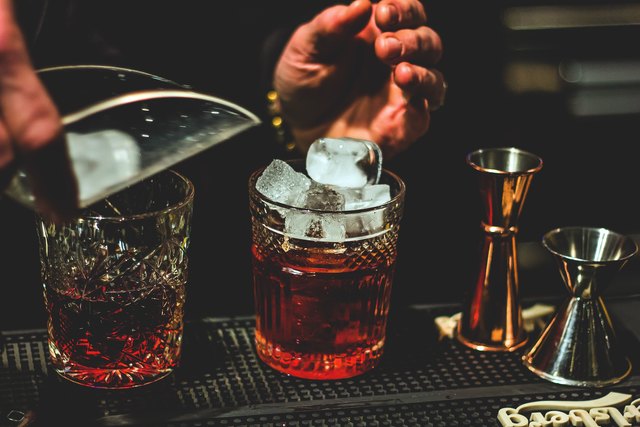 Drinks außerhalb der imposanten Ballhäuser empfehlen sich, bevor es schließlich "Alles Walzer!" heißt.