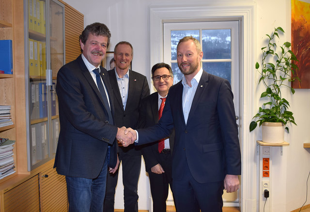 Angelobung: BH Markus Maaß, Gemeinderevisor Andreas Walser, Bgm. Willi Fink und Vizebgm. Reinhard Raggl (v.l.). | Foto: BH Landeck