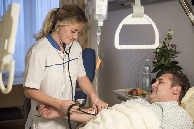 Pflege ist ein erfüllender Beruf. | Foto: Krankenhaus Ried/Werner Harrer